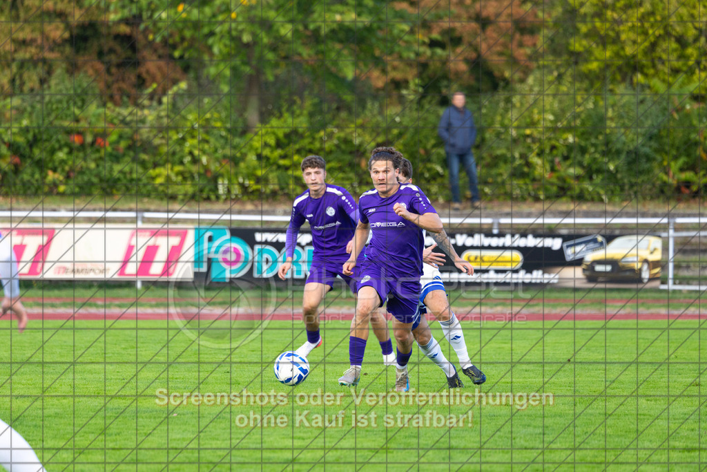 20261010_154542_0607_(c)_by_PhotoPeet | #,1.FC Eislingen (weiß) vs. TSV Bernhausen (lila), Fussball, Landesliga 2 - wfv, 11. Spieltag, Saison 2026/2027, Rasenplatz, Eichbachstation, Haldenstraße, 73054 Eislingen, 10.10.2026 - 15:30 Uhr,Foto: PhotoPeet / Sport- &amp; Eventfotografie / Peter Harich
