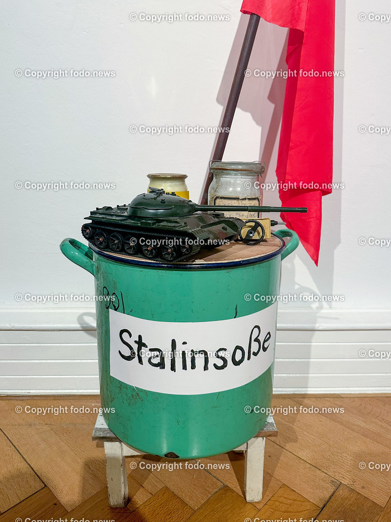 Francisco Carolinum_ Fotoausstellung_ DDR_ 31.01.2023-14 | 31.01.2023, Linz, AUT, Francisco Carolinum, Fotoausstellung, DDR, im Bild Ausstellungsstueck DDR, Stalinsosse