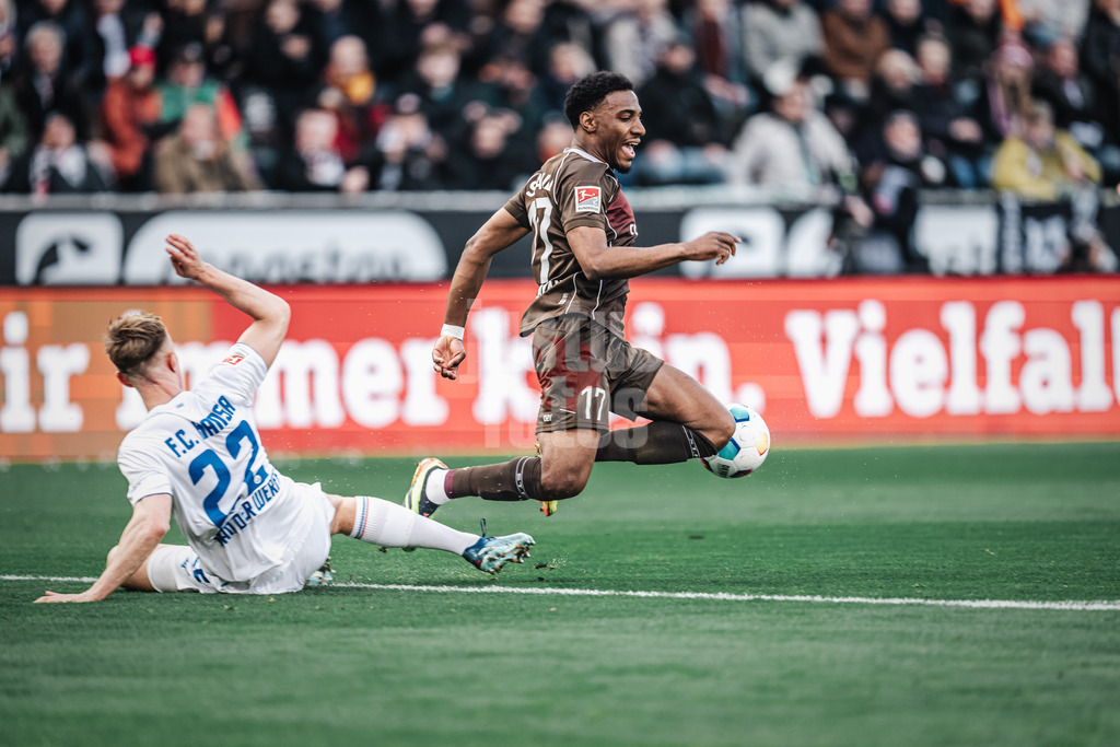 Fußball | Männer | Saison 2023/2024 | 2. Fußball-Bundesliga | 31. Spieltag | FC St. Pauli vs. FC Hansa Rostock | 26.04.2024 | Oladapo Afolayan (#17, FC St. Pauli) wird zu Boden gebracht von Jasper van der Werff (#22, FC Hansa Rostock)