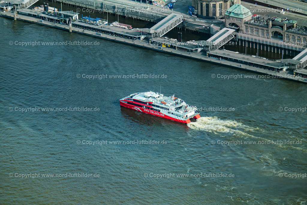 Hamburg_Halunder_Jet_Vor_Den_Landungsbrücken_ELS_4990260422 | HAMBURG 26.04.2022 Fahrt eines Fähr- Schiffes " Katamaran Halunder Jet der FRS Reederei" in Hamburg vor den Landungsbrücken im Bundesland Niedersachsen, Deutschland. // Travel of a ferry ship "Katamaran Halunder Jet der FRS Reederei" in Hamburg in front of the Landungsbruecken in the state Lower Saxony, Germany. Foto: Martin Elsen