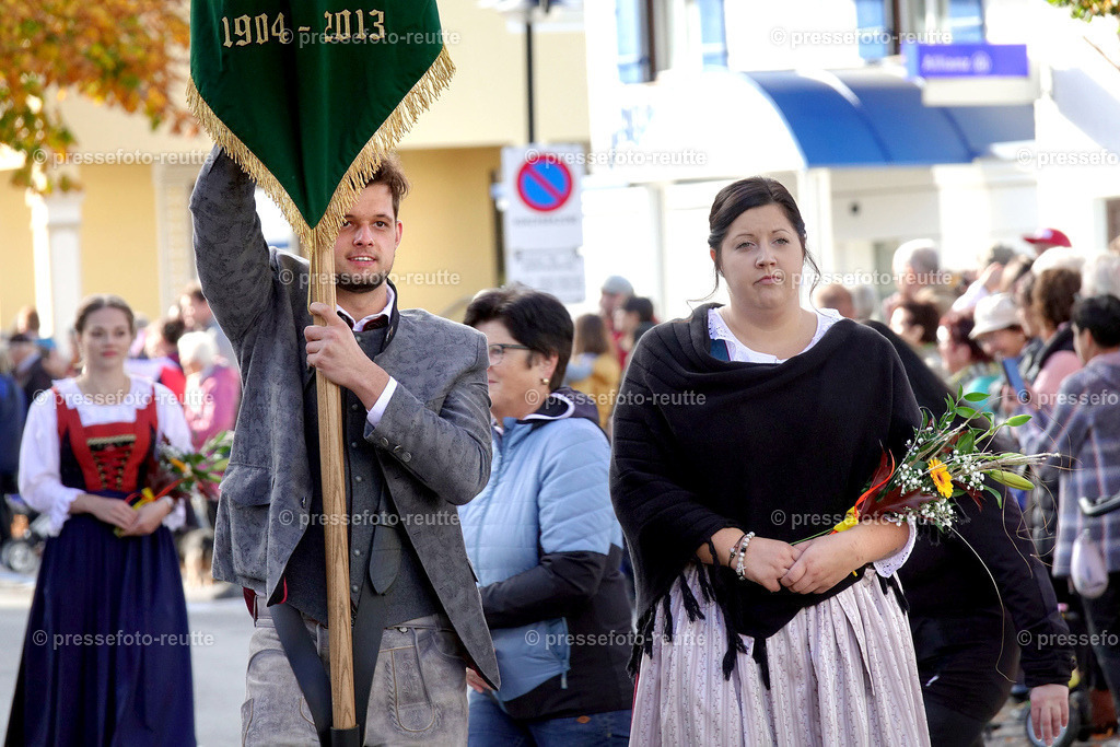 c-news-2022-Okt16-LJ_Erntedank_Reutte-FAHNENTRAGER-DSD04615 | Info aus dem Bezirk Reutte/Ausserfern Tirol sowie eine umfangreiche Bilddatenbank über die gesamte Region: Lechtal, Talkessel Reutte, Tannheimertal, Zwischentoren. Lech, Plansee, Zugspitze, Grenztunnel, B179, Fernpassstraße, Verkehr, Lawinen, Tradition, - Realisiert mit Pictrs.com