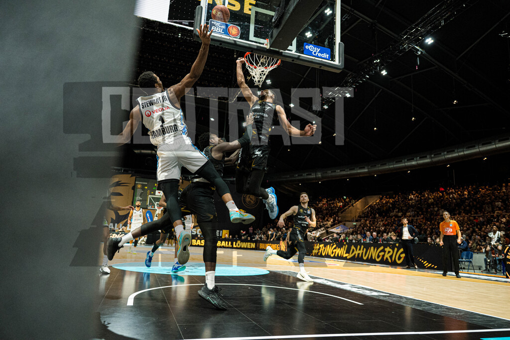 Basketball I Herren I Bundesliga I Saison 2025/2026 I 7. Spieltag I Basketball Löwen Braunschweig - Veolia Towers Hamburg | David N’Guessan (1, Basketball Löwen Braunschweig)legt einen Korb neben Carlos Stewart Jr. (1, Veolia Towers Hamburg) - Realisiert mit Pictrs.com