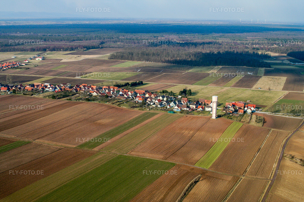 Luftbild: Grosser Wasen mit Wasserturm in Schleithal im Bundesland Bas-Rhin in Frankreich. – Foto: IMG_1188.jpg vom 12.03.2006 durch Werner Riehm/FLY-FOTO.de – Auflösung des Originals: 3456 x 2304 px