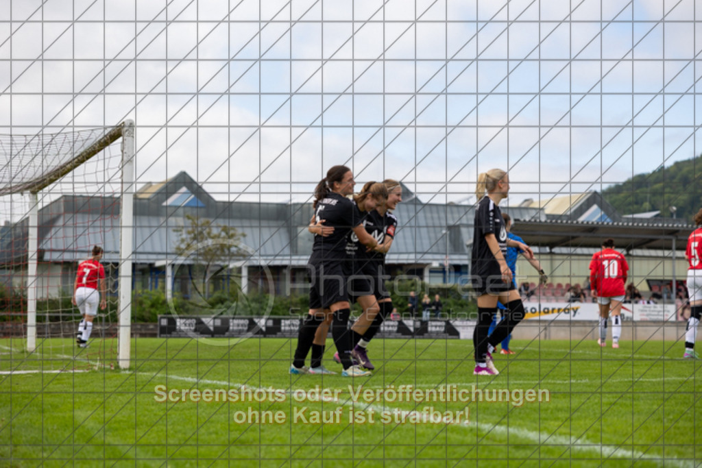 20250928_141855_0459 | #,1.FC Donzdorf (schwarz) vs. TV Derendingen (rot), Fussball, Frauen-Verbandsliga Württemberg, 03. Spieltag, Saison 2025/2026, Rasenplatz Lautertal Stadion, Süßener Straße 16, 73072 Donzdorf, 28.09.2025 - 13:00 Uhr,Foto: PhotoPeet-Sportfotografie/Peter Harich