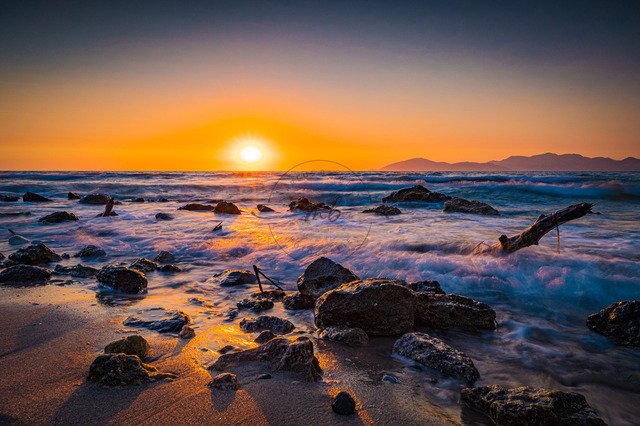 Strand bei Sonnenuntergang auf der Insel Kos | Professionelle Natur- & Landschaftsfotos als Poster, auf Leinwand & viele mehr. Wähle aus einer Vielzahl an Formaten & Materialien Dein perfektes Bild. - Realisiert mit Pictrs.com