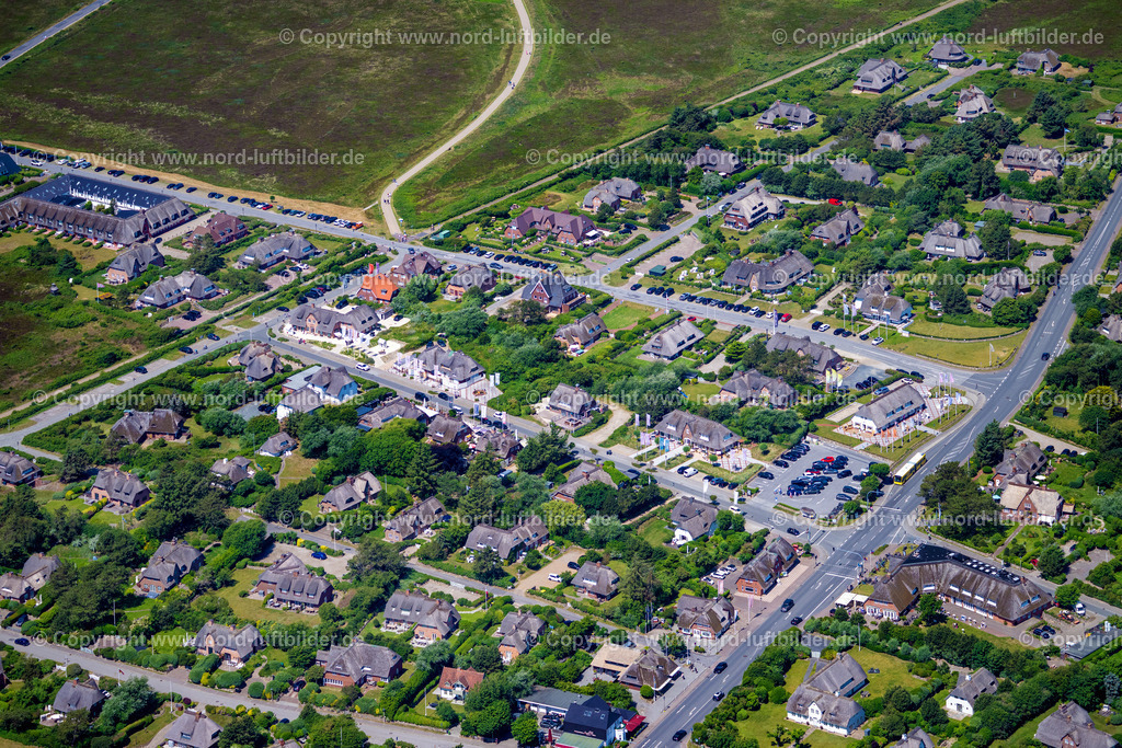 Sylt_Kampen_Strönwai_Kurhausstrasse_ELS_0954210625 | KAMPEN (SYLT) 21.06.2025 Ortsansicht an der Meeres-Küste in Kampen Strönwai und Kurhausstraße (Sylt) auf der Insel Sylt im Bundesland Schleswig-Holstein, Deutschland. // View of the sea coast in Kampen Stroewai and Kurhausstrasse (Sylt) on the island of Sylt in the federal state of Schleswig-Holstein, Germany. Foto: Martin Elsen