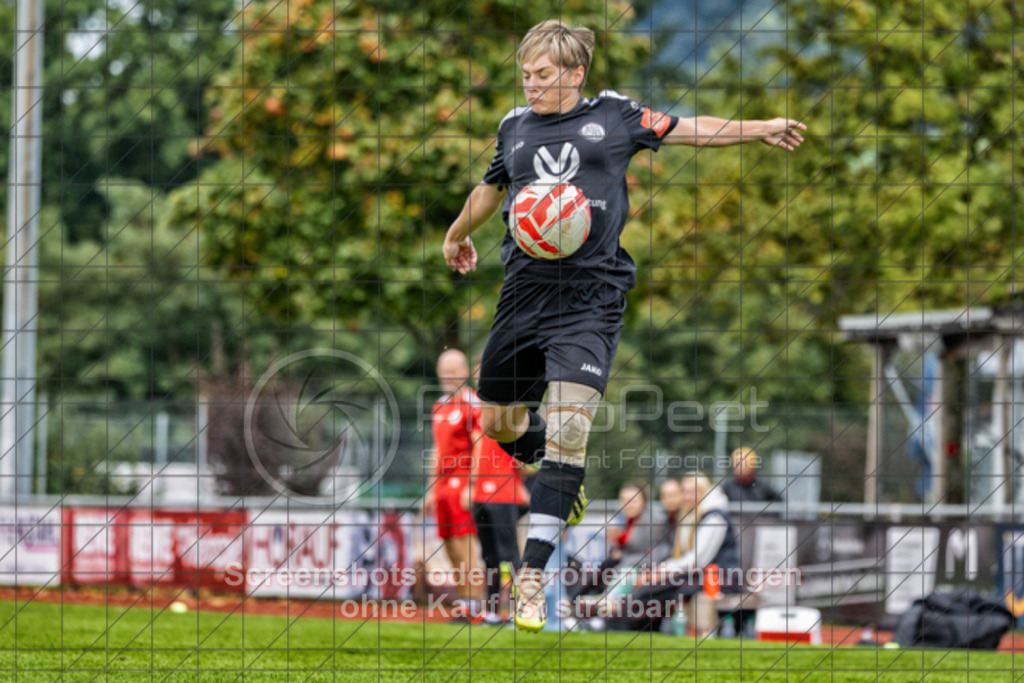 20250928_141725_0441-Bearbeitet | #,1.FC Donzdorf (schwarz) vs. TV Derendingen (rot), Fussball, Frauen-Verbandsliga Württemberg, 03. Spieltag, Saison 2025/2026, Rasenplatz Lautertal Stadion, Süßener Straße 16, 73072 Donzdorf, 28.09.2025 - 13:00 Uhr,Foto: PhotoPeet-Sportfotografie/Peter Harich