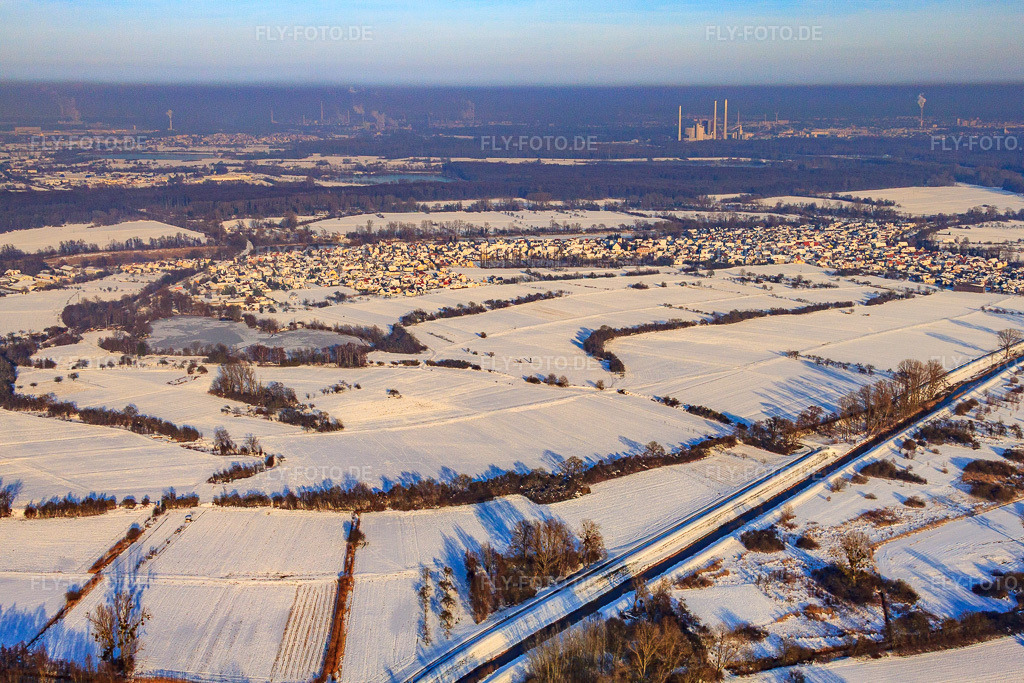 Luftbild: Dorfansicht bei Schnee im Winter aus Südosten in Neuburg am Rhein im Bundesland Rheinland-Pfalz in Deutschland. Foto: IMG_36571.jpg vom 05.01.2011 durch Werner Riehm/FLY-FOTO.de