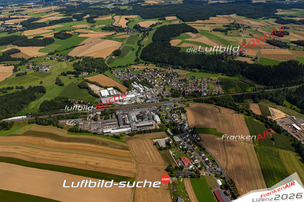 Die Luftaufnahme Holenbrunn - Wunsiedel wurde 2021 mittels Flugzeug (keine Drohne) erstellt. Hohe Auflösung -für große Poster und Wandbilder geeignet!