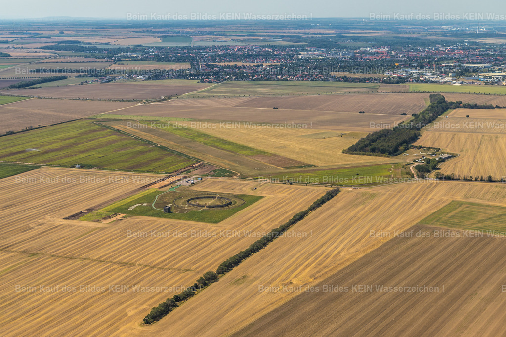 Pömmelte-9191 | Die Kreisgrabenanlage von Pömmelte in Zackmünde, einem Ortsteil der Stadt Barby im Salzlandkreis in Sachsen-Anhalt, ist ein für Riten genutzter Ort, der auf das Ende des 3. Jahrtausends v. Chr. datiert wird. - Realisiert mit Pictrs.com