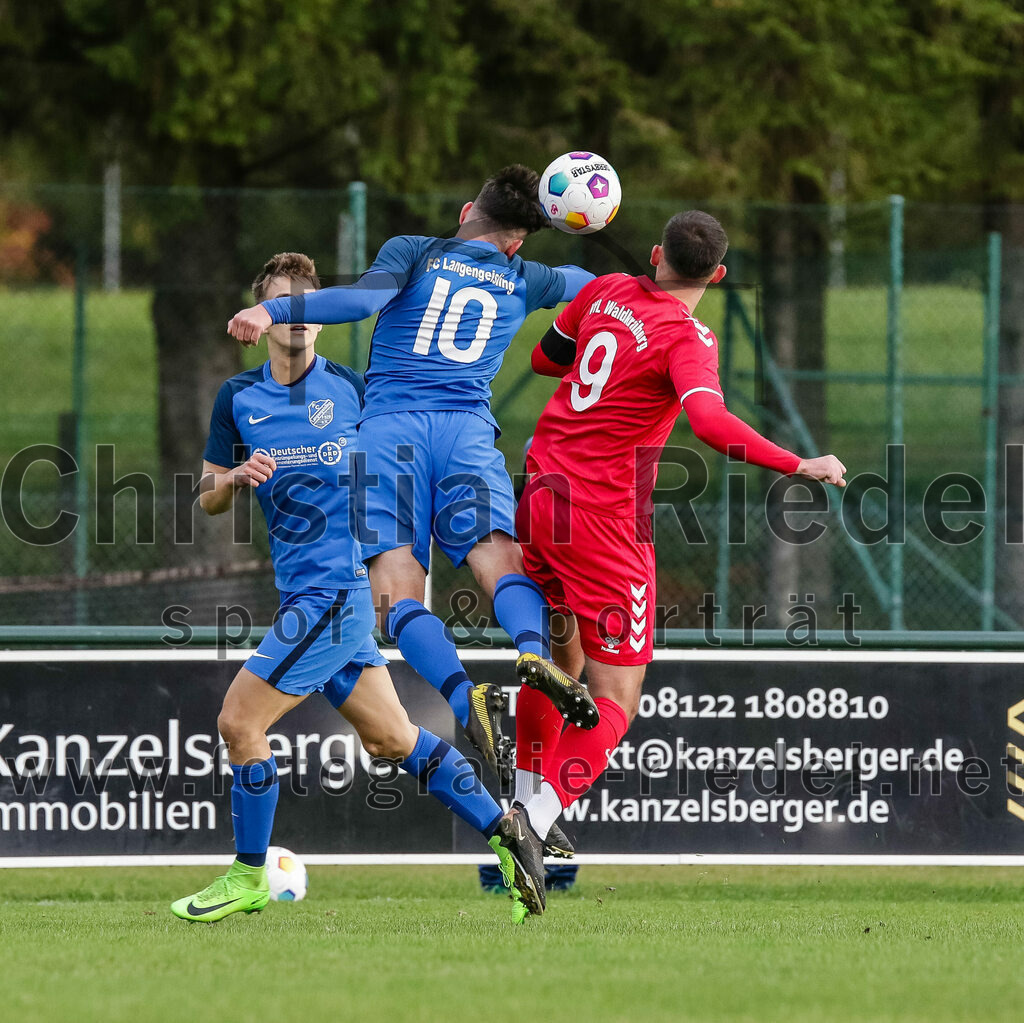 2023-11-04_041_FC_Langengeisling_gegen_VfL_Waldkraiburg | Erding, Deutschland, 04.11.2023:
Fußball, Bezirksliga Oberbayern Ost 2023 / 2024, 16. Spieltag, FC Langengeisling gegen VfL Waldkraiburg, Endergebnis: 2:0

Maximilian Maier (FC Langengeisling, #10), Sebastian Jusic (VfL Waldkraiburg, #9)

Foto: Christian Riedel / fotografie-riedel.net
