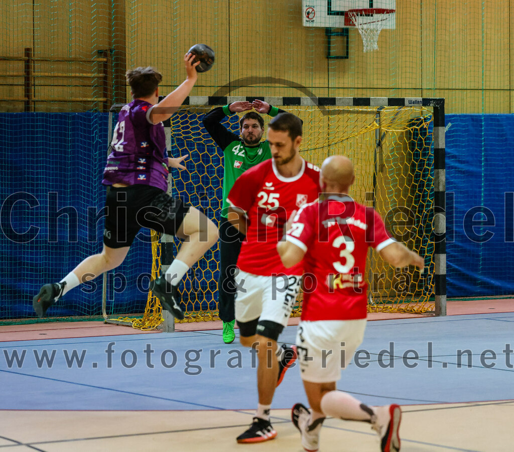 2023-10-21_060_SpVgg_Altenerding_III_gegen_TSV_Taufkirchen-Vils | Erding, Deutschland, 21.10.2023:
Handball, Bezirksklasse Männer Staffel Ost 2023 / 2024, 4. Spieltag, SpVgg Altenerding III gegen TSV Taufkirchen/Vils, Endergebnis: 27:32

Simon Dybilasz (SpVgg Altenerding, #42), Florian Lehner (TSV Taufkirchen/Vils, #42), Christoph Huber (TSV Taufkirchen/Vils, #25), Pascal Demny (TSV Taufkirchen/Vils, #3)

Foto: Christian Riedel / fotografie-riedel.net