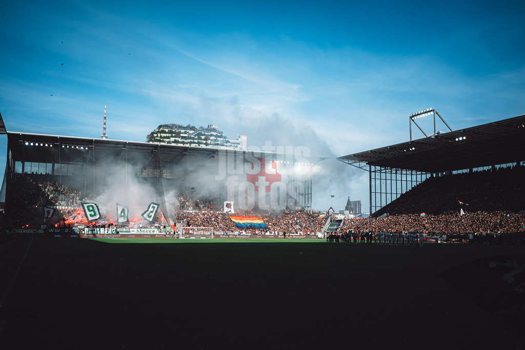 Fußball | Männer | Saison 2024/2025  | Fußball-Bundesliga | 8. Spieltag | FC St. Pauli vs. VfL Wolfsburg | 26.10.2024 | links der Block der Auswärtsfans aus Wolfsburg mit Pyrotechnik, Fans von Sankt Pauli hissen rechts eine Regenbogenflagge