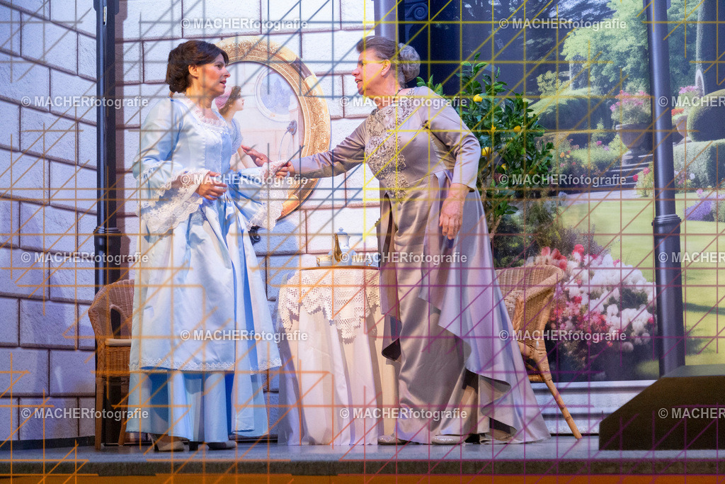 382_MFL-2025 | Portraitbilder von Regisseur; Darsteller; Techniker; Maske; Kostüme; Chor; Musiker; Bilderserie der Generalprobe und der Premierenvorstellung, Szenenbilder; Ausdrucksstudien; Bühnenüberblick; Bühnenkulissen; Pressefotos inkl. Redaktionsfoto Darstellergruppe.