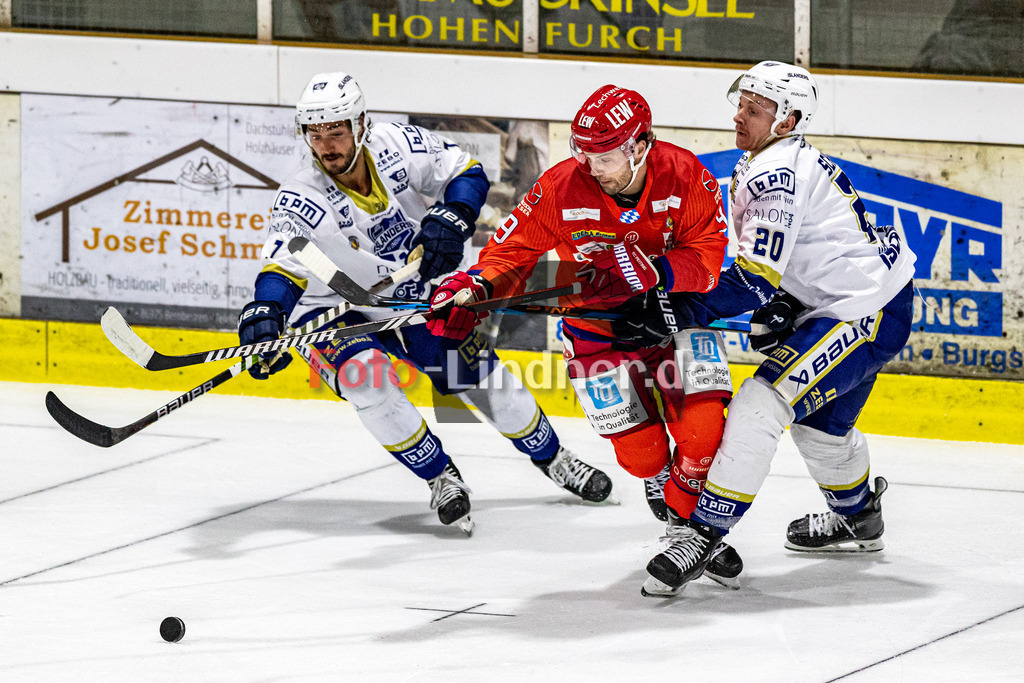 EC Peiting vs EV Lindau Islanders | Eishockey Oberliga Süd 2023/2024, EC Peiting vs EV Lindau Islanders,
Kampf um den Puck Matthieu DESAUTELS (Islanders 7), Brett OUDERKIRK (ECP 9) und Damian SCHNEIDER (Islanders 20),
2023-10-13 in Peiting (Eisstadion)
9 Brett OUDERKIRK (ECP 9), 7 Matthieu DESAUTELS (Islanders 7), 20 Damian SCHNEIDER (Islanders 20)
Copyright: WolfgangxLindner foto-lindner.de