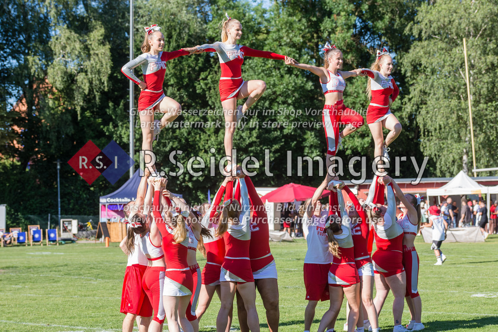 American Football, Saison 2022, GFL2, Fursty Razorbacks - Stuttgart Scorpions, Stadion auf der Lände (Fürstenfeldbruck), 25.06.2022, 4. Gameweek | Fursty Razorbacks Cheerleader feuern ihr Team an und zeigen eine Halbzeitshow.