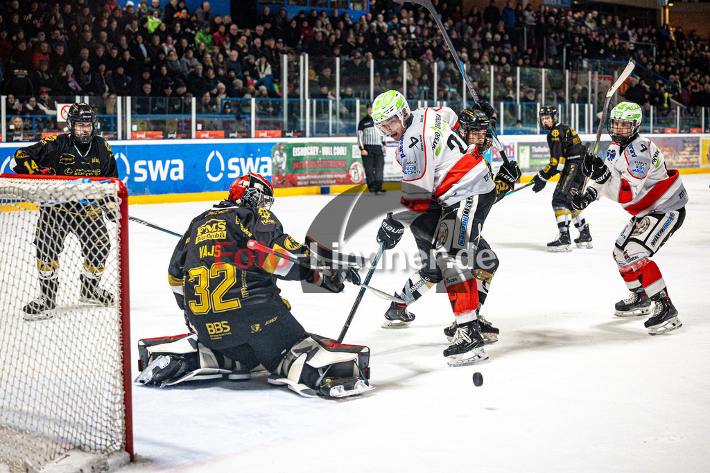 EHC Königsbrunn PINGUINE gegen TSV Peißenberg MINERS | Eishockey Bayernliga Herren Playoffs Viertelfinale 2024/25 - Spiel 1 von 7, EHC Königsbrunn PINGUINE gegen TSV Peißenberg MINERS, 20250207,Torchance Florian SEELMANN (MINERS 21),2025-02-07 in Peißenberg (Eisstadion Peißenberg)Stefan VAJS (EHC Goalie 32), Florian SEELMANN (MINERS 21)Copyright: WolfgangxLindner foto-lindner.de