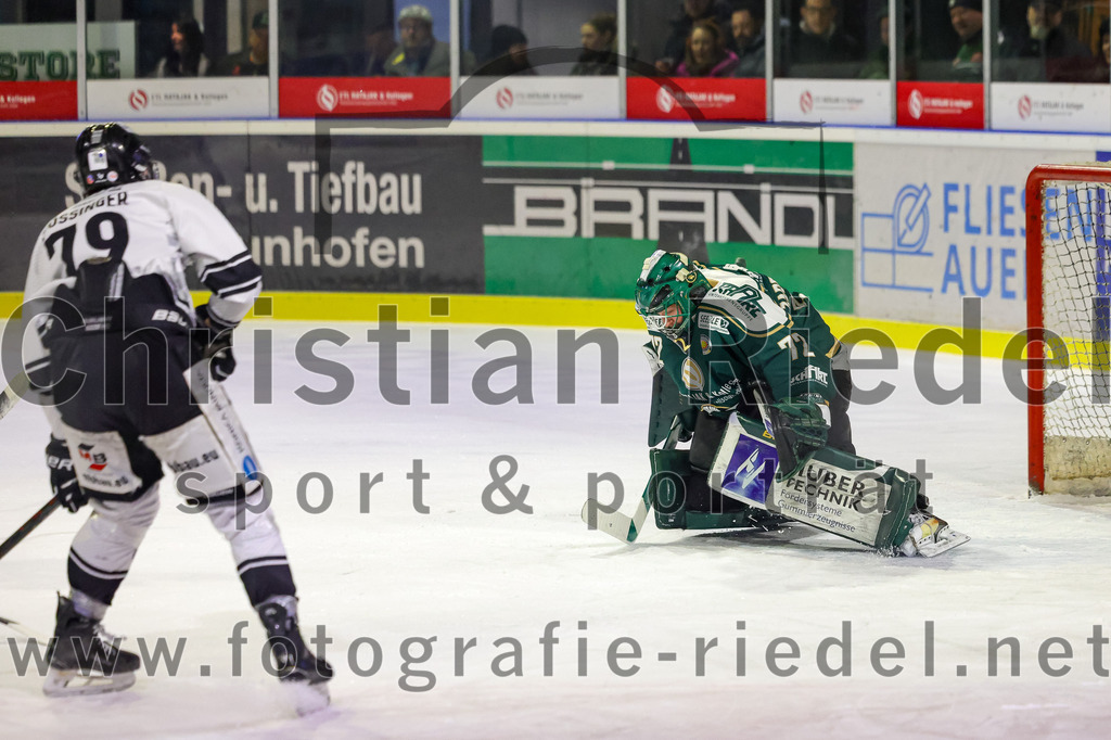 2026-01-30_049_TSV_Erding_gegen_EHF_Passau_Black_Hawks | Erding, Deutschland, 30.01.2026:Eishockey, Oberliga Süd 2025 / 2026, 42. Spieltag, TSV Erding gegen EHF Passau Black Hawks, Endergebnis: 2:6Leo Mössinger (EHF Passau Black Hawks, #79), Torwart David Zabolotny (Erding Gladiators, #72)Foto: Christian Riedel / fotografie-riedel.net