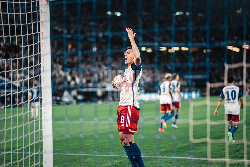 Fußball | Männer | Saison 2023/2024 | 2. Fußball-Bundesliga | 1. Spieltag | Hamburger SV vs. FC Schalke 04 | 28.07.2023 | Laszlo Benes (#8, HSV) verwandelt einen Elfmeter zum Tor und jubelt danach richtung Fans