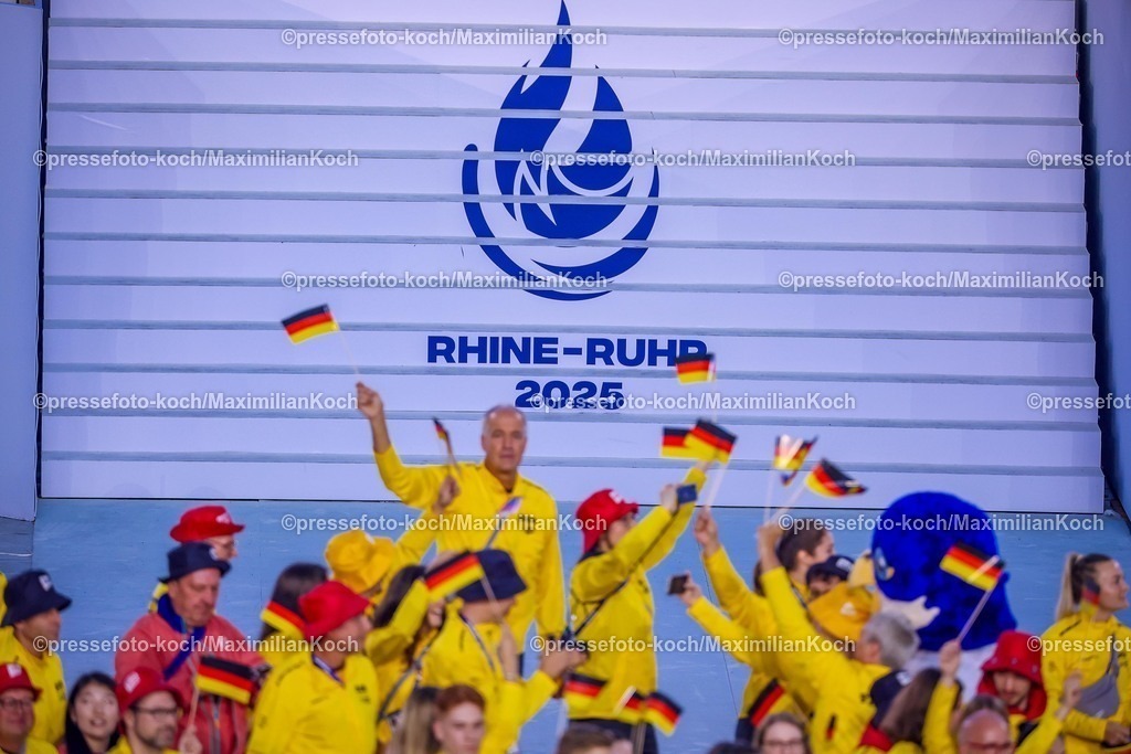 FISU16072501026 | 16.07.2025, Duisburg, FISU World University Games Summer, Rhine-Ruhr 2025, Opening Ceremony, Schauinsland-Reisen-Arena: Die Athleten der deutschen Delegation betreten das Stadion. Ehrenrunde des Team Deutschland - Das Team Studi in der Arena bei der Eröffnungsfeier. 