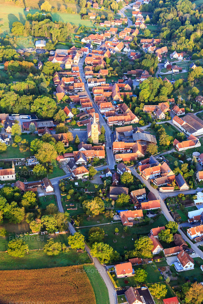 Vue aérienne: Vue de la ville depuis l'est à Drachenbronn-Birlenbach dans le département Bas Rhin, France – .Photo: IMG_139155.jpg prise le 01/10/2023 par Werner Riehm/FLY-FOTO.eu – Résolution de l'original: 3311 x 4967 px