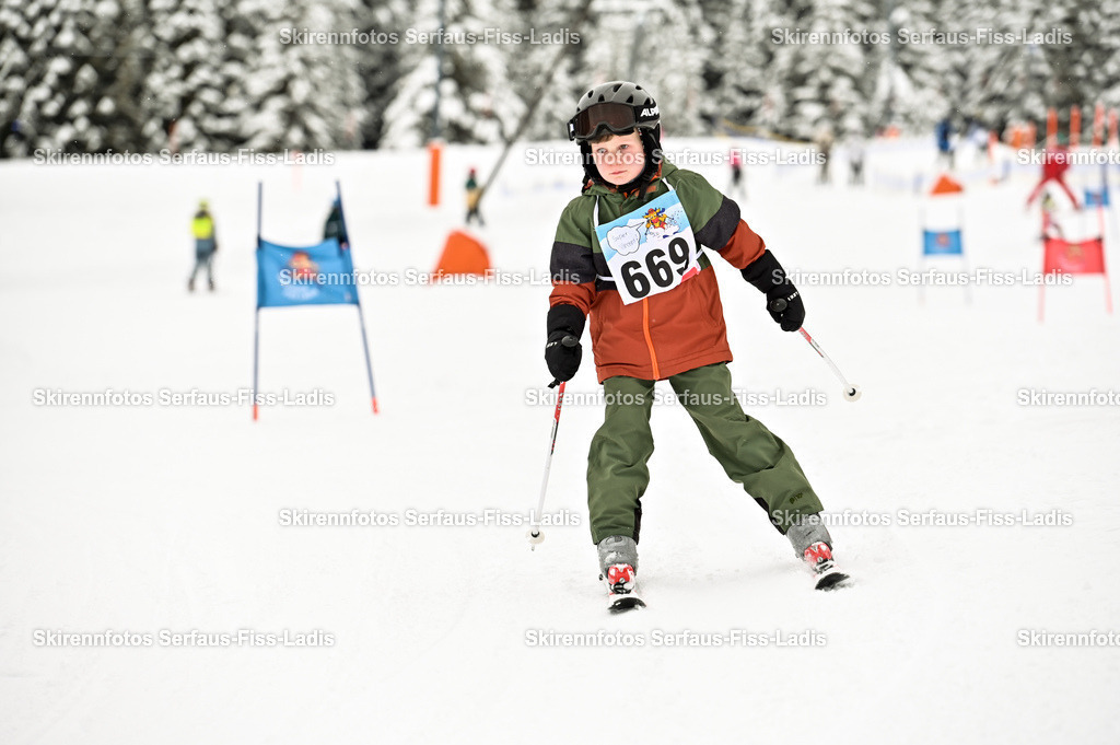 SRF_20.02.2026_0743 | Skirennfotos,Serfaus,Fiss,Ladis,Kinderskirennen,Winter,Tirol,Oberland,skirace,SFL,feelfree,weil wir's genießen,ski,Ski,skifahren,Sonnenplateau, - Realisiert mit Pictrs.com