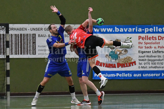 SSG Metten :  SG Moosburg   | stemmten sich gegen die vielen Mossburger Angriffe Karel Kveton (SSG Metten #2) und Jan Matousik (SSG Metten #3)  - Realisiert mit Pictrs.com