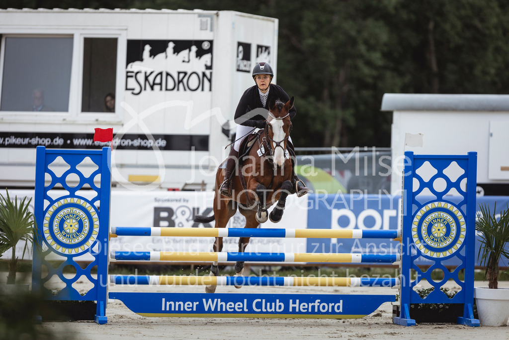 240712_BHO_A2-Springen-2-202 | Deine schönsten Turniermomente als professionelle Fotos! Entdecke hochwertige Pferdesport-Fotografie im Online-Shop. Jetzt Fotos finden & bestellen!