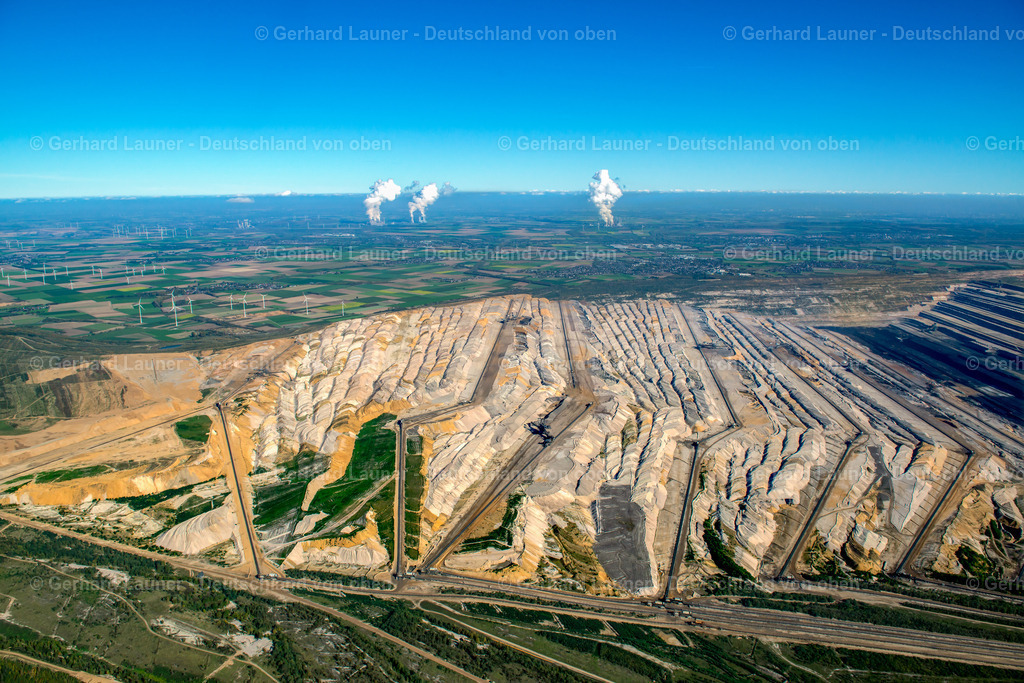 3704443 | ELSDORF 14.10.2017 Landschafts Strukturen der Abraum Flächen des Braunkohle Tagebau Niederzier in Hambach in Nordrhein-Westfalen, dem größten von der RWE Power AG (ehemals Rheinbraun AG) zur Förderung von Braunkohle betriebene Tagebau. Weiterführende Informationen bei: RWE AG. // Niederzier coal mine in Hambach in North Rhine-Westphalia. Further information at: RWE AG. Foto: Gerhard Launer
