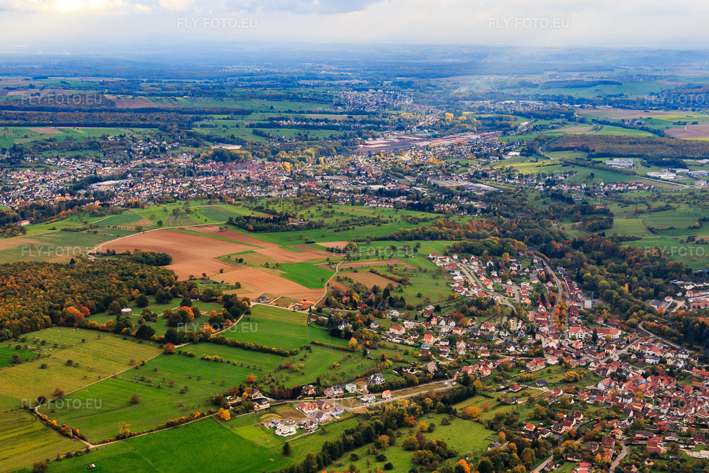 Vue aérienne: Vue de la ville depuis le nord à Niederbronn-les-Bains dans le département Bas Rhin, France.Photo: IMG_084703.jpg prise le 23/10/2015 par Werner Riehm/FLY-FOTO.euRésolution de l'original: 5253 x 3502 px