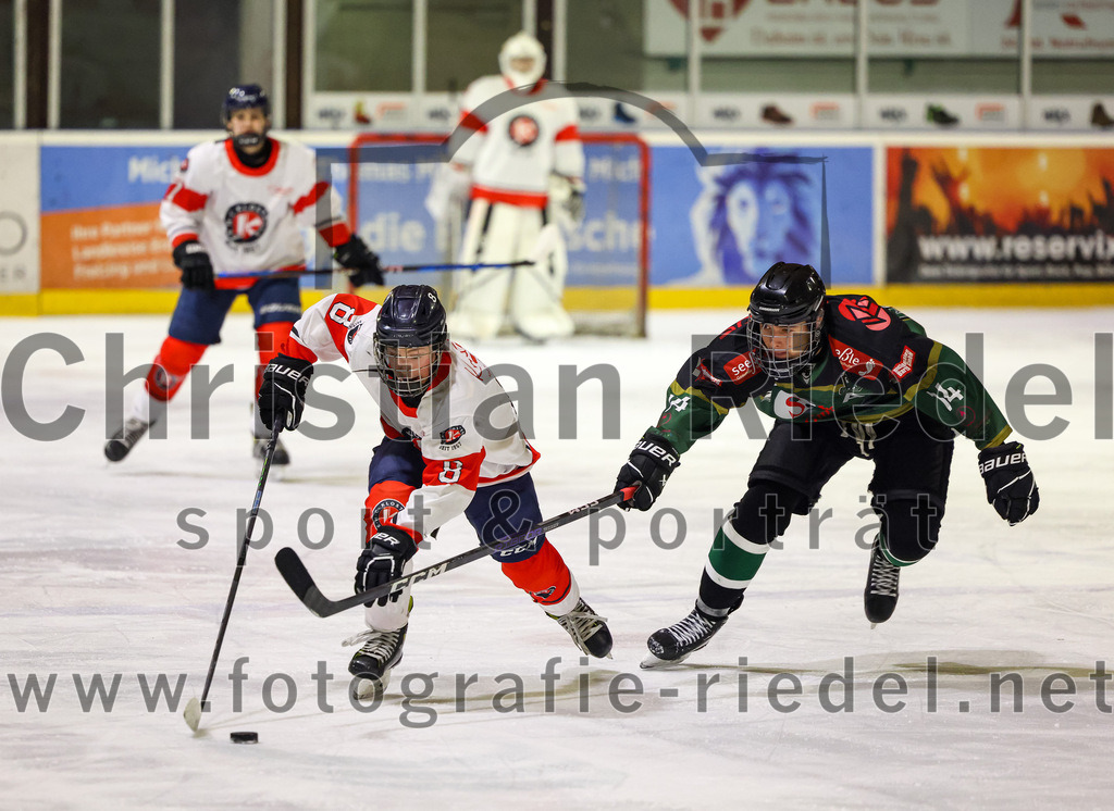 2022-12-04_047_TSV_Erding_gegen_EHC_Klostersee | Erding, Deutschland, 04.12.2022:
Eishockey, Bayernliga U17 2022 / 2023, 11. Spieltag, TSV Erding gegen EHC Klostersee, Endergebnis: 3:5

Tobias Nettesheim (EHC Klostersee, #8), Elias Mohyla (Erding Gladiators, #14)

Foto: Christian Riedel / fotografie-riedel.net