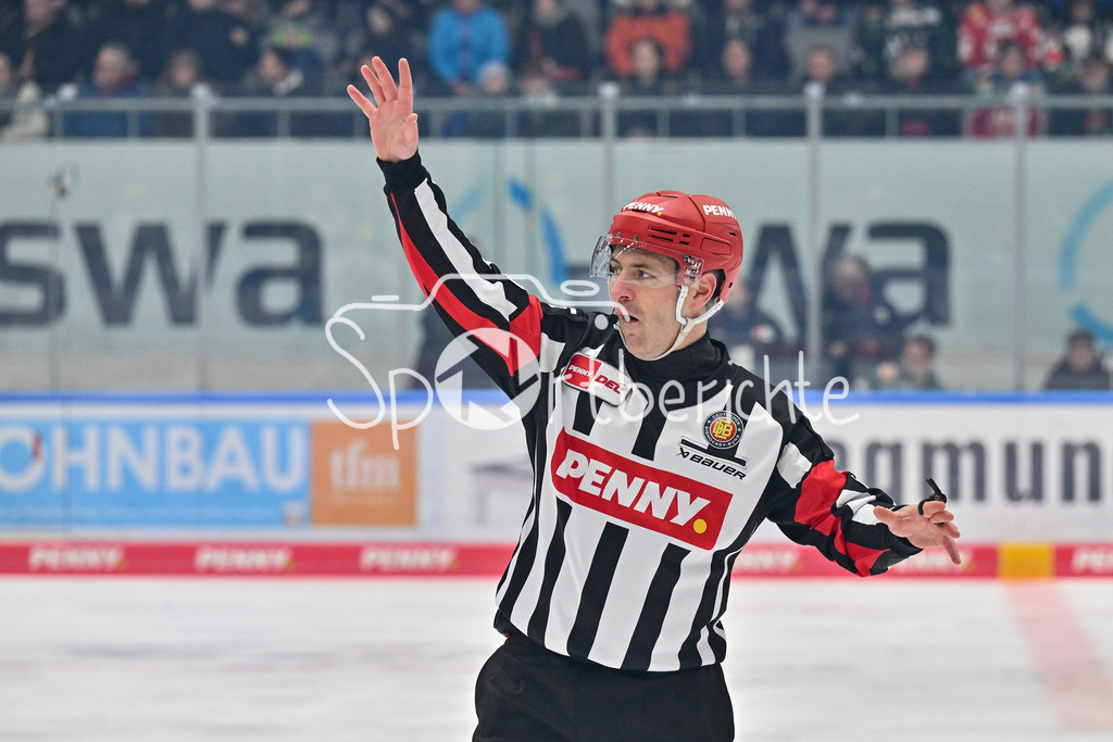 Augsburger Panther - Löwen Frankfurt  | im Bild Hauptschiedsrichter Christopher SCHADEWALT / Freisteller / Einzelfoto / DEL: Augsburger Panther - Loewen Frankfurt, Curt Frenzel Stadion am 12.01.2025