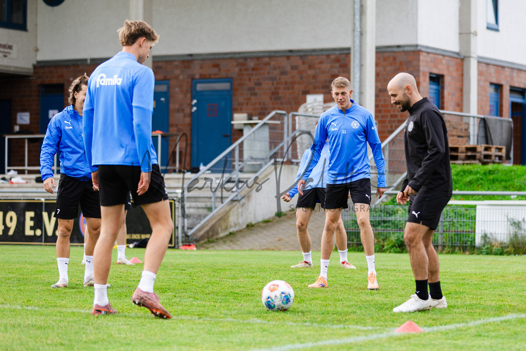 2. Bundesliga, Saison 2025/26, 11. Spieltag: SC Preußen Münster - Holstein Kiel | Münster, 31.10.2025: 2. Bundesliga, 11. Spieltag, Holstein Kiel schwitzt im Sportpark Gievenbeck in Münster an. Foto: sportfotografie.ms | Markus Paletta - Realisiert mit Pictrs.com