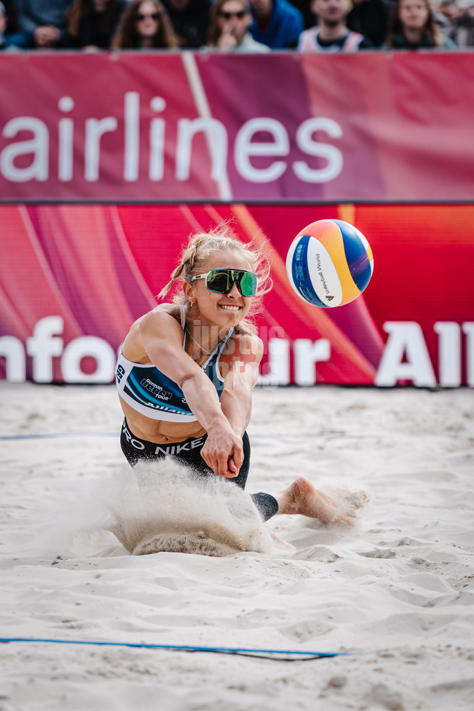 Beachvolleyball | Frauen | German Beach Tour 2024 | Tourstop Bremen | 09.06.2024 | Paula Schürholz springt zum Ball