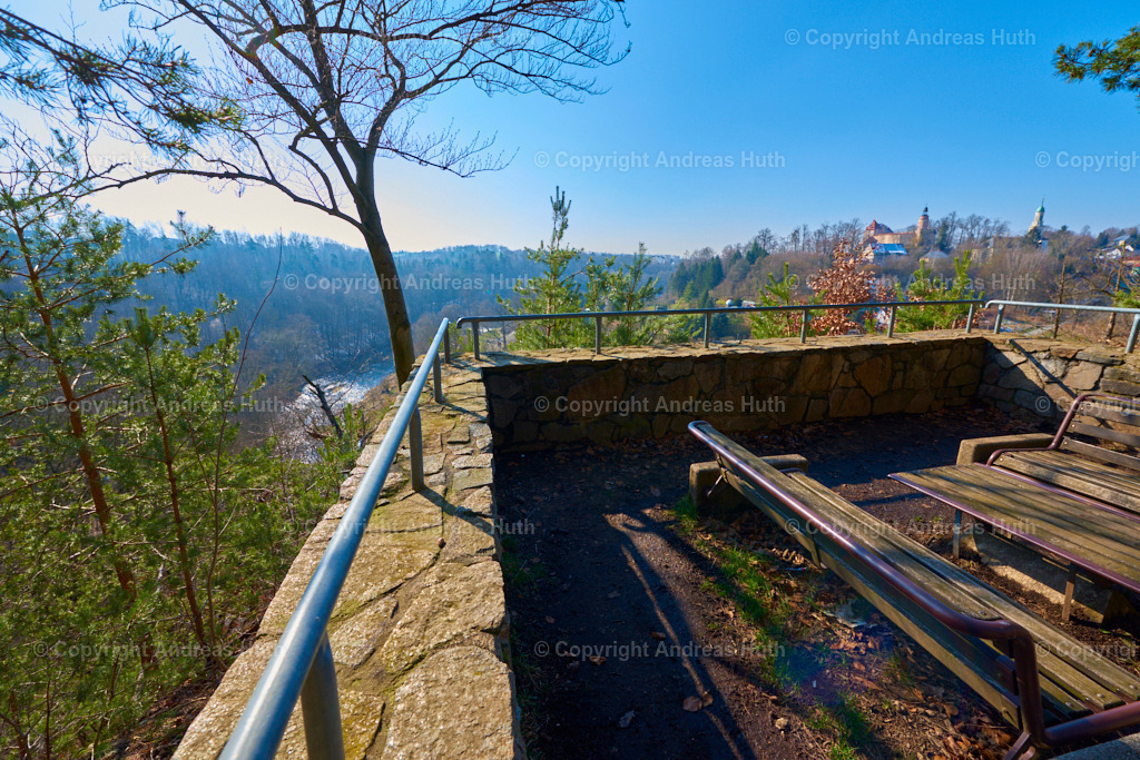 Blick vom Hauboldfelsen auf die Schleife der Zwickauer Mulde und Schloss Wolkenburg | Bedeutsame Landschaften Deutschlands - Realisiert mit Pictrs.com