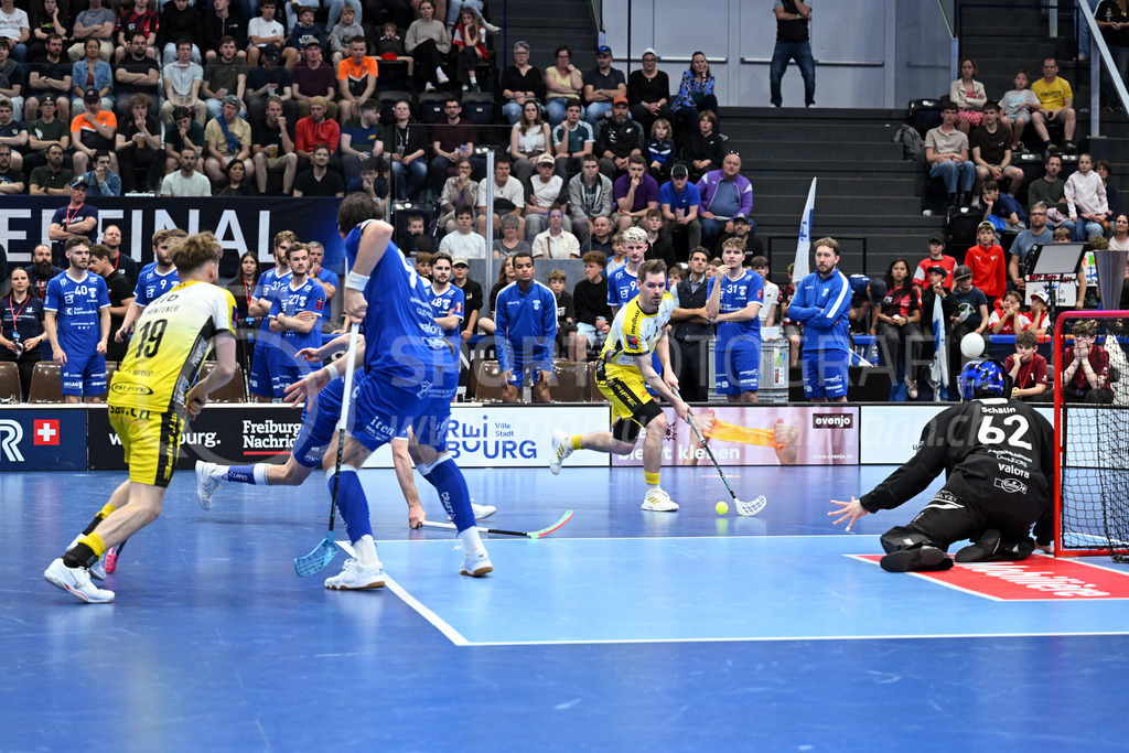 Zug United - HC Rychenberg - 25. April 2026 | Claudio Mutter (#13 HC Rychenberg Winterthur) neben dem Tor von Nils Schälin (#62 Zug United) am L-UPL Superfinal-Spiel zwischen Zug United und HC Rychenberg am 25. April 2026 in der BCF Arena, Fribourg, Schweiz.Bild: Sportfotografie Markus Aeschimann | www.markus-aeschimann.ch - Realisiert mit Pictrs.com