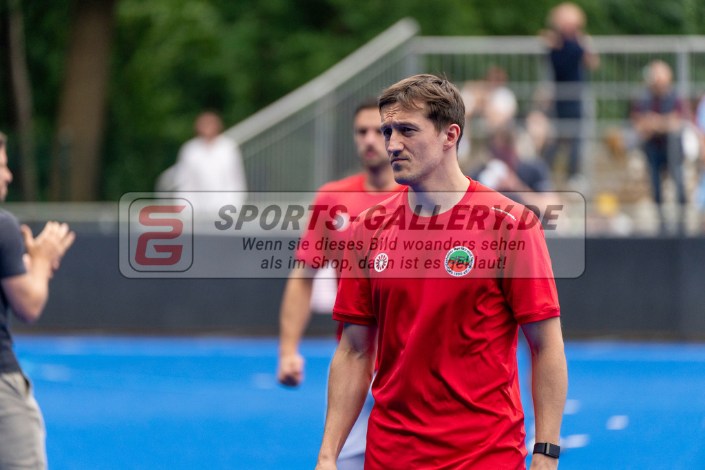 Final4_20250601-1304-HK108440 | Krefeld, Deutschland, 01.06.2025:  Feldhockey Final4 2025 – „Deutsche Feldhockey-Meisterschaften 2025“ Crefelder HTC - Rot-Weiss Köln (Finale Herren) im Gerd-Wellen-Hockeyanlage am 01.06.2025 in Krefeld, Deutschland. (Foto von Kramhöller/Fehrmann/Kaste)Krefeld, Germany, 01.06.2025: Feldhockey Final4 2025 – „Deutsche Feldhockey-Meisterschaften 2025“ Harvestehuder HTC - Düsseldorfer HC (Finale Damen) in Gerd-Wellen-Hockeyanlage at 01.06.2025 in Krefeld, Deutschland. (Foto from Kramhöller/Fehrmann/Kaste)