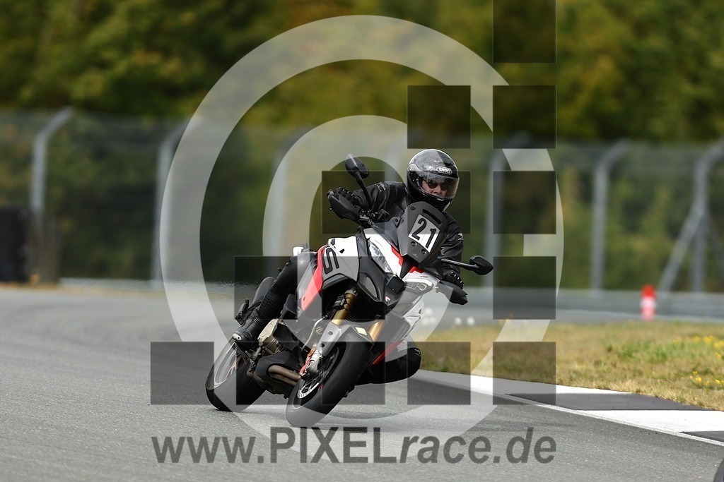 0021-20250916_03846 | Schöne Erinnerungen an spannende Momente - das festzuhalten ist unser Job. PIXELrace.de ist seit 2003 auf den Rennstrecken Europas unterwegs um die Action draußen beim Fahren und die wunderbare Stimmung imm Fahrerlager für euch einzufangen.