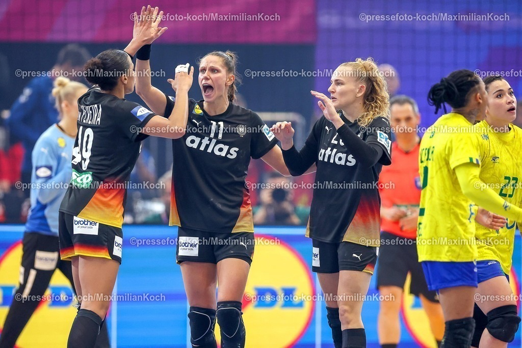 IHF09122501046 | 09.12.2025, Handball WM Frauen, Viertelfinale, Deutschland - Brasilien, 27th IHF Women's Handball World Championship, Westfalenhalle Dortmund: Aimee von Pereira (GER #49) Xenia Smits (GER #11) Annika Lott (GER #23)  jubelnd auf dem Spielfeld 