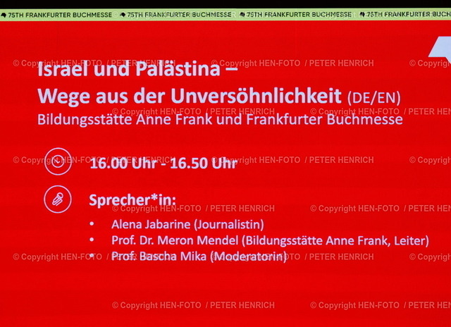 Impressionen Buchmesse | 19.10.2023 75. Frankfurter Buchmesse 2023 75 TIMES Fachmesse für Bücher und Verlage #fbm2023 Messestand (Foto: Peter Henrich)19.10.2023 75. Frankfurter Buchmesse 2023 75 TIMES Fachmesse für Bücher und Verlage #fbm2023 Frankfurt Pavillion Agora Thema Israel und Palästina - Wege aus der Unversöhnlichkeit mit v. li. Prof. Bascha MIKA (Moderatorin) Prof. Dr. Meron MENDEL (Leiter Bildungsstätte Anne Frank) Alena JABARINE (Journalistin) (Foto: Peter Henrich) - Realisiert mit Pictrs.com