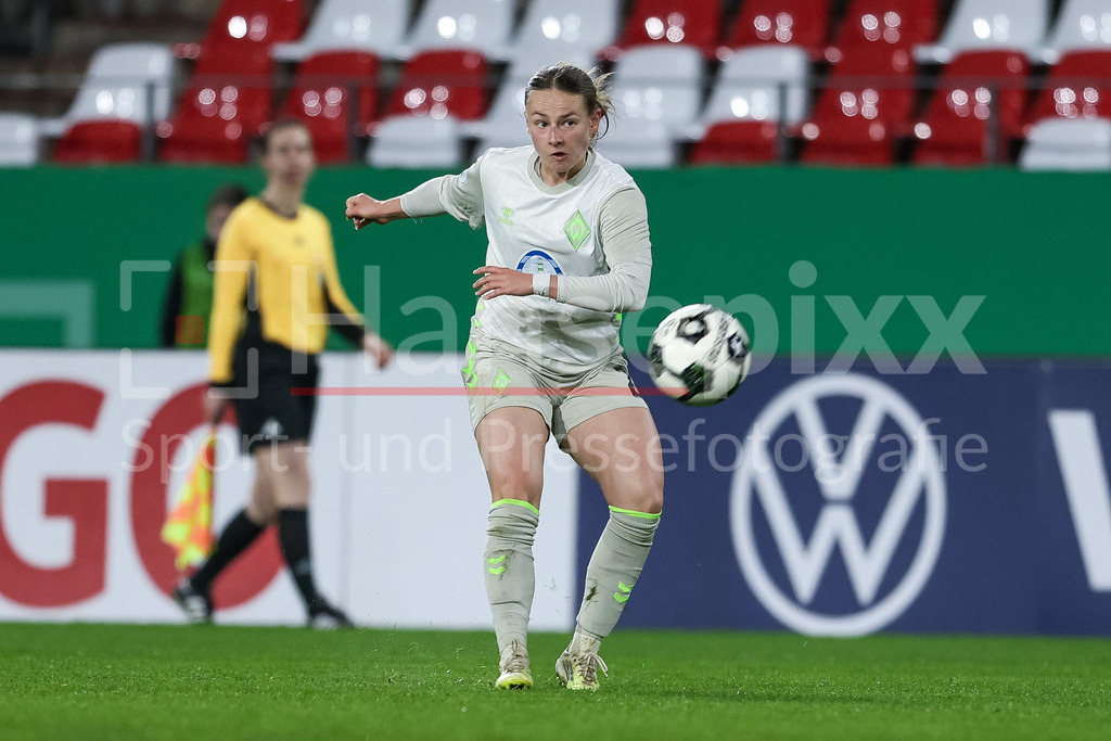 Fussball, DFB-Pokal Frauen, SGS Essen - SV Werder Bremen | Chiara D Angelo (SV Werder Bremen, 2) am Ball, Freisteller, Einzelbild, Ganzkörper, Aktion, Action, Spielszene, DIE DFB-RICHTLINIEN UNTERSAGEN JEGLICHE NUTZUNG VON FOTOS ALS SEQUENZBILDER UND/ODER VIDEOÄHNLICHE FOTOSTRECKEN. DFB REGULATIONS PROHIBIT ANY USE OF PHOTOGRAPHS AS IMAGE SEQUENCES AND/OR QUASI-VIDEO.