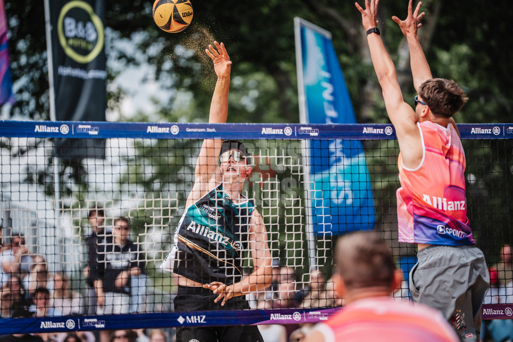 Beachvolleyball | Männer | Allianz German Beach Tour 2025 | Tourstop Düsseldorf | 18.05.2025 | Robin Sowa beim Angriff