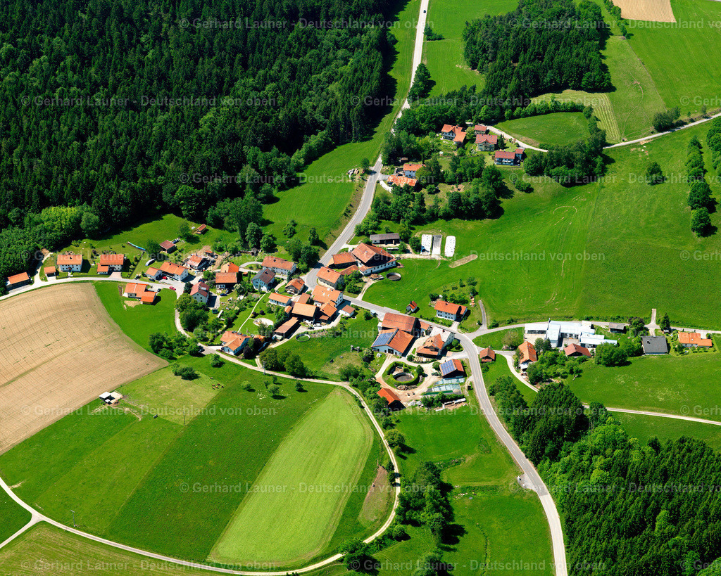 2724031 | MARESBERG 19.05.2007 Landwirtschaftliche Nutzflächen und Feldgrenzen  umsäumen das Siedlungsgebiet des Dorfes in Maresberg im Bundesland Bayern, Deutschland // Agricultural land and field boundaries surround the settlement area of the village  in Maresberg in the state Bavaria, Germany Foto: Gerhard Launer