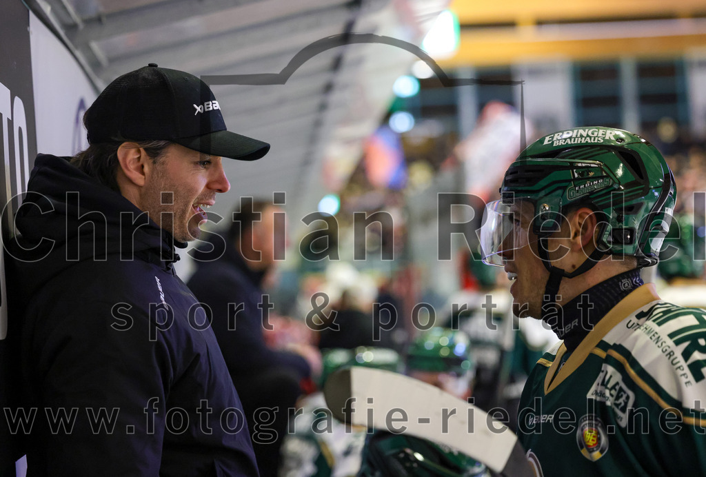 2026-02-20_079_TSV_Erding_gegen_Deggendorfer_SC | Erding, Deutschland, 20.02.2026:Eishockey, Oberliga Süd 2025 / 2026, 49. Spieltag, TSV Erding gegen Deggendorfer SC, Endergebnis: 4:1Co-Trainer Thomas Brandl (Erding Gladiators), Mark Waldhausen (Erding Gladiators, #27)Foto: Christian Riedel / fotografie-riedel.net
