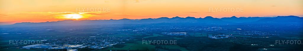 Luftbild: Haardtrand des Pfälzerwalds von Schweigen bis Albersweiler im Abendlicht im Ortsteil Gleiszellen in Gleiszellen-Gleishorbach im Bundesland Rheinland-Pfalz in Deutschland. Foto: IMG_151470-Pano.jpg vom 18.11.2025 durch Werner Riehm/FLY-FOTO.deAuflösung des Originals: 26645 x 4500 px