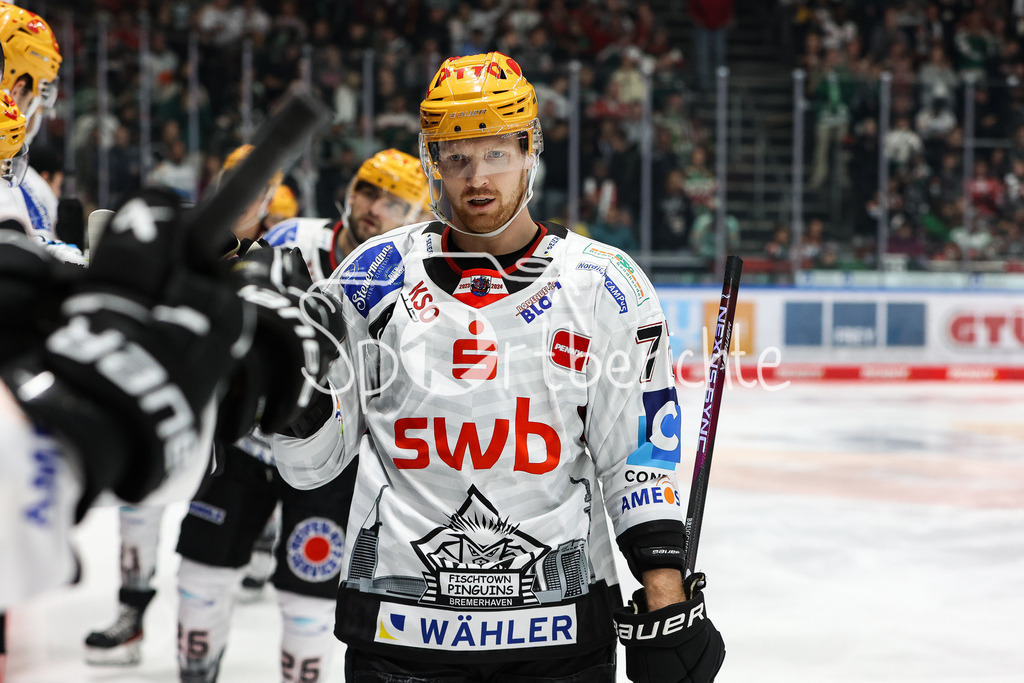 Augsburger Panther - Fischtown Pinguins Bremerhaven | Die Gaeste freuen sich ueber den Treffer zum 1-2 durch Phillip BRUGGISER (BHV #72) / Tor / Jubel / torschuetze