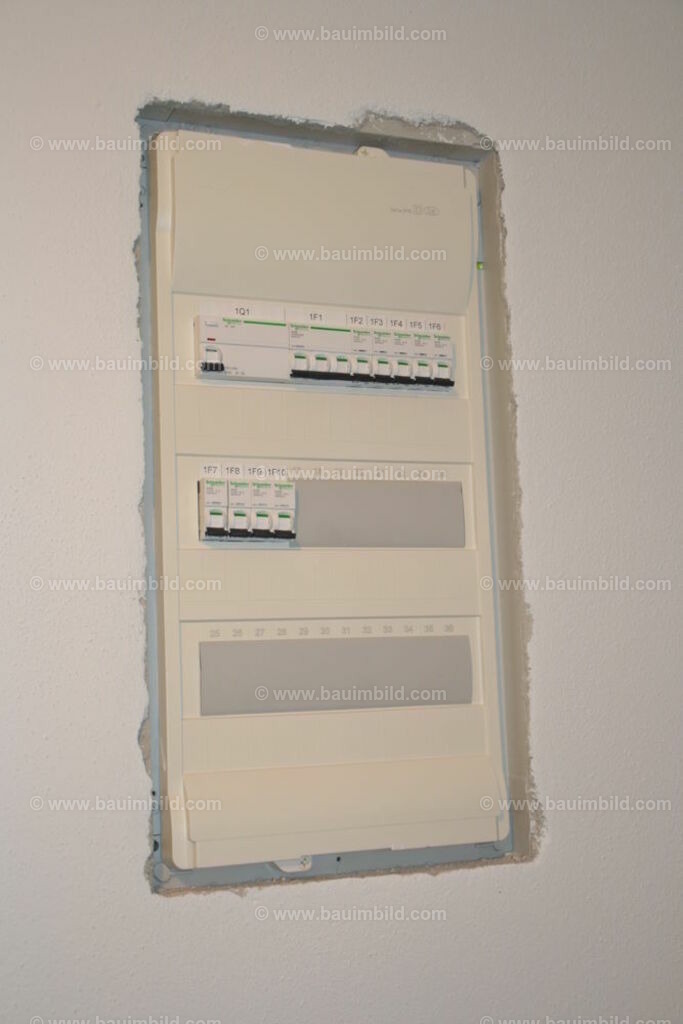 bib-lg17-elektroinstallation-0233 | Nach LV-Leistungsgruppen sortierte Detailfotos über den Bau eines Hauses. Alle Hausbau-Bilder direkt vom Urheber und Autor der Website Haus-Selber-Bauen.com