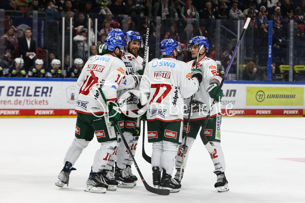 Eisbären Berlin - Augsburger Panther | Nochmal jubel fuer die Panther - nach dem Anschluss zum 5-6 durch Luca TOSTO (AEV #77) / Freude / Treffer / Tor