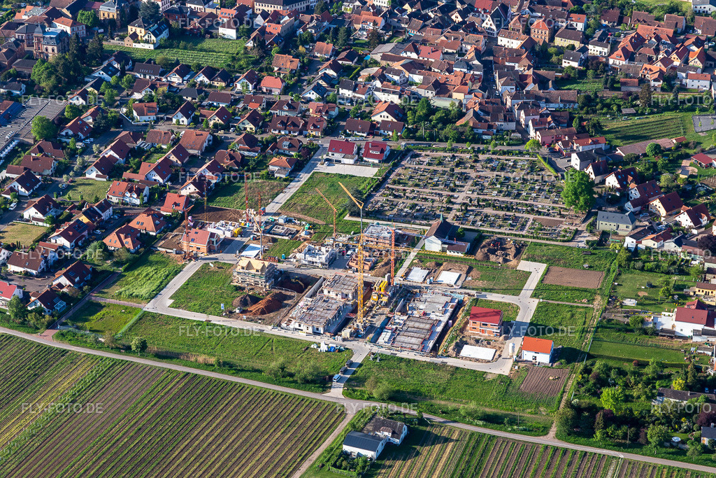 Friedhof https://www.maikammer.de/ | Luftbild: Friedhof https://www.maikammer.de/ in Maikammer im Bundesland Rheinland-Pfalz in Deutschland. Foto: IMG_131295.jpg vom 07.05.2022 durch ©2025 Werner Riehm fly-foto.de/copyright - Realisiert mit Pictrs.com