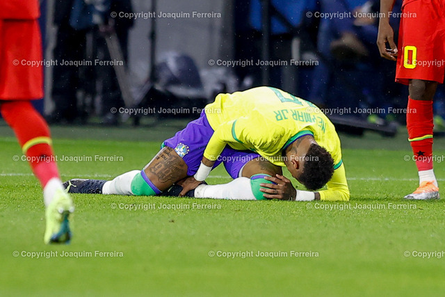 220923bravsgha_0314 | Frankreich Le Havre, 23.09.2022 xabx Nationalteams Freundschaftsspiel Brasilien – Ghana v.l.,Neymar Junior (Brazil) liegt verletzt am Boden  - Realisiert mit Pictrs.com